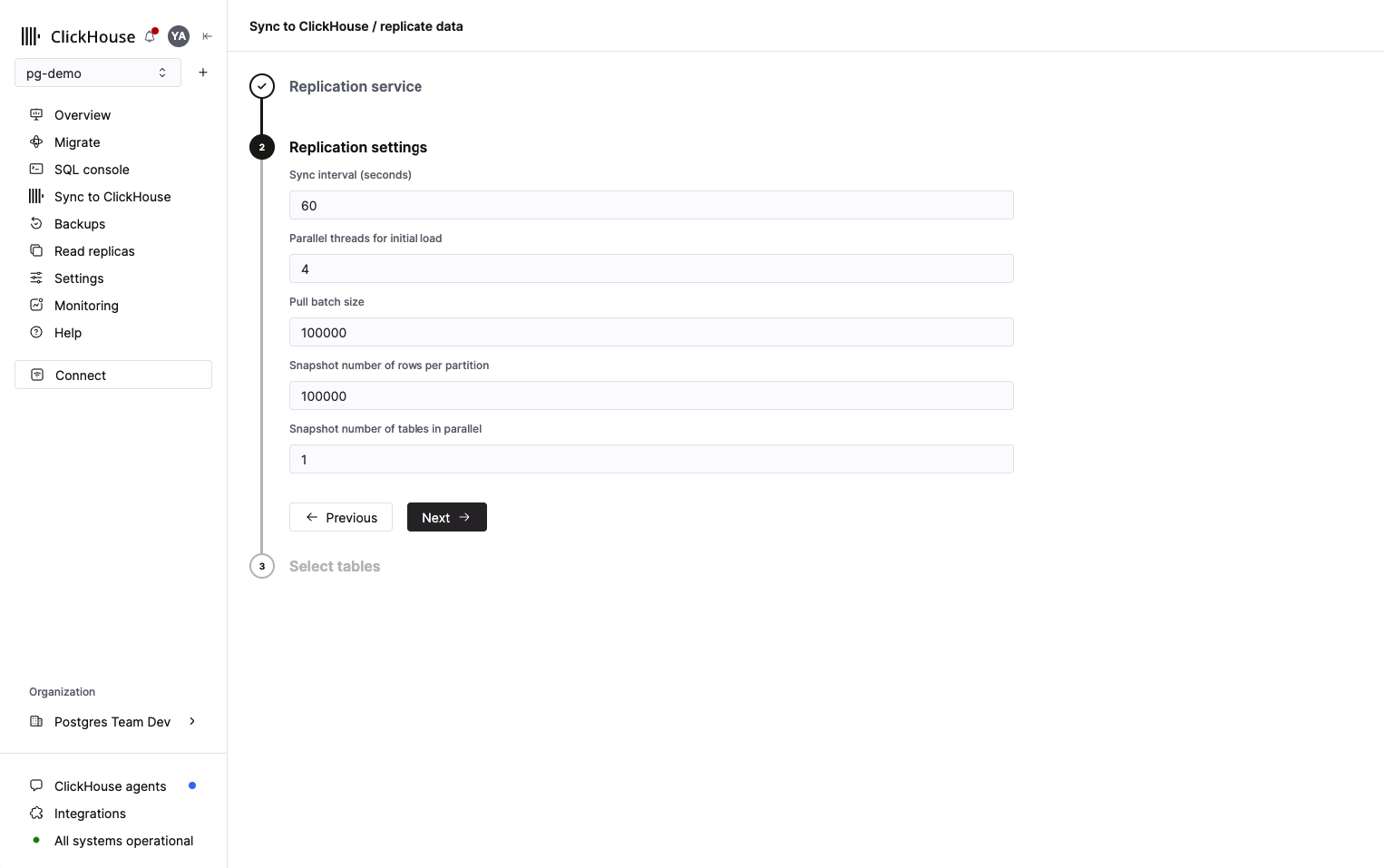 Paso de ajustes de replicación que muestra el intervalo de sincronización, los threads en paralelo, el tamaño del lote de extracción y las opciones de configuración del snapshot